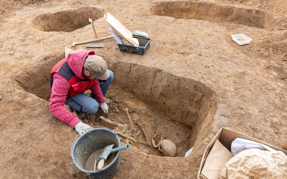 Před stavbou dálnice u Olomouce odkryli archeologové unikátní pohřebiště, návrší bylo kultovním místem