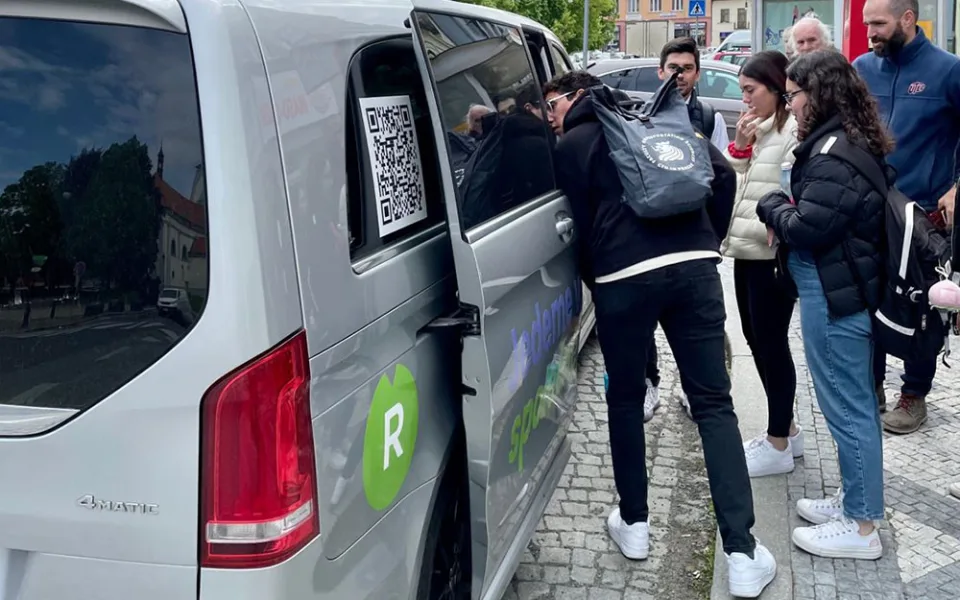 V Pardubickém kraji či v Říčanech u Prahy jezdí v operativním systému mikrobusy startupu Citya