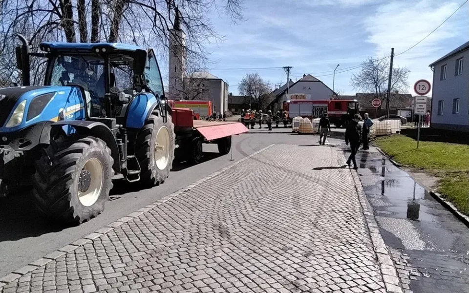 Na Přerovsku se převrátil náklad hnojiva. Z proražených nádrží unikly chemikálie do kanalizace