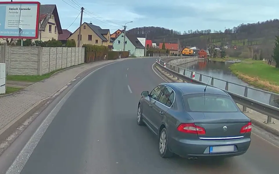 Řidič Škody Superb blokuje nákladní soupravu v obci Česká Ves na Jesenicku