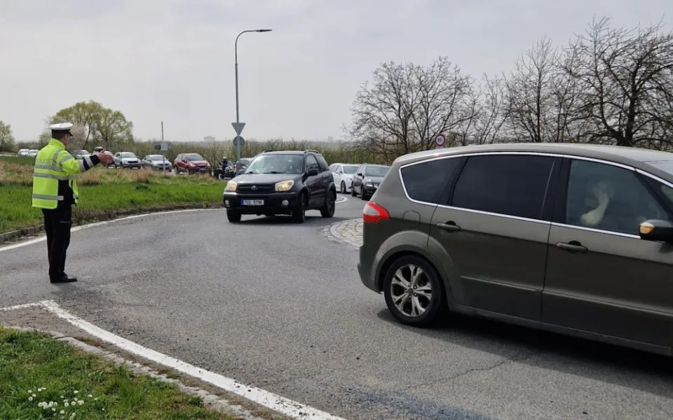 Doprava k olomoucké zoo zkolabovala. Policie auta odkláněla pryč