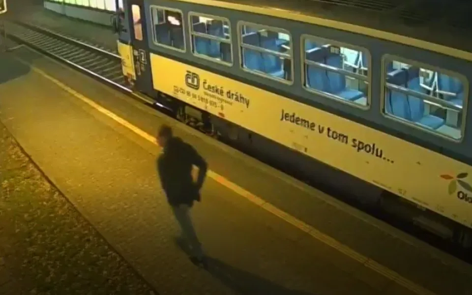 VIDEO: Policie pátrá po svědkovi loupeže, která se stala pozdě večer v polovině února u Postřelmova