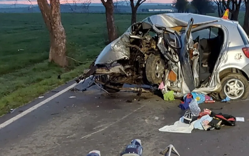 Další tragická nehoda u Olšan. Řidič osobního vozu zemřel poté, co auto narazilo do stromu