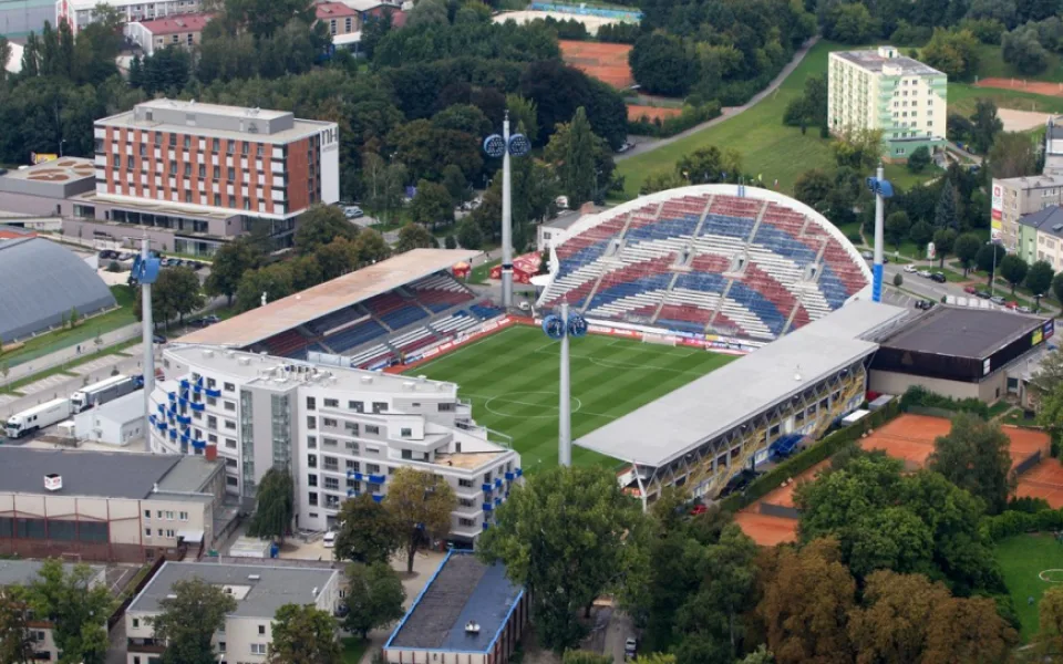 Krev a uříznuté prasečí hlavy. Olomouc zaskočila hororová scéna před stadionem Sigmy