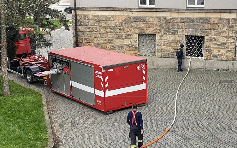 Pochybení při opravě potrubí? Suterén univerzitní budovy v Olomouci zaplavila voda