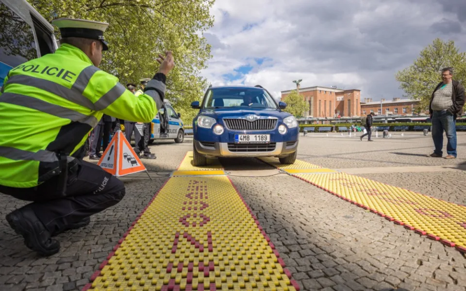 Policisté na Jesenicku si posvítí na přetížené náklaďáky. Kraj jim daroval další přenosnou váhu