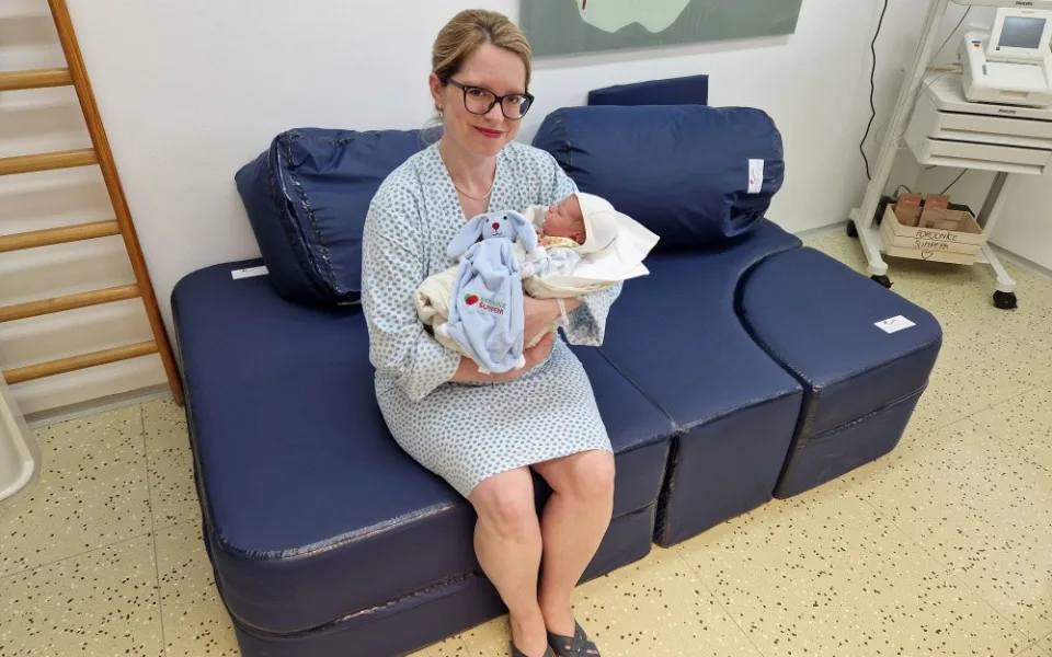 Dvojnásobná maminka Marie Mrkusová se synem Františkem, který přišel na svět 22. dubna těsně před půlnocí.