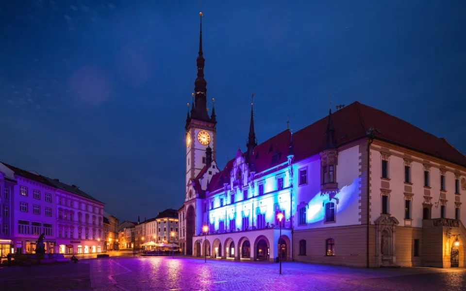 Modře nasvícená radnice i unikátní sběratelské bankovky. Olomouc se připojí k oslavám výročí EU