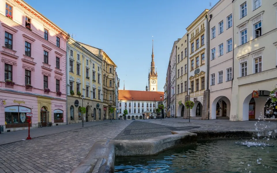 Mezi Horním a Dolním náměstím se nacházely právovárečné domy, např. U Zlatého jelena.