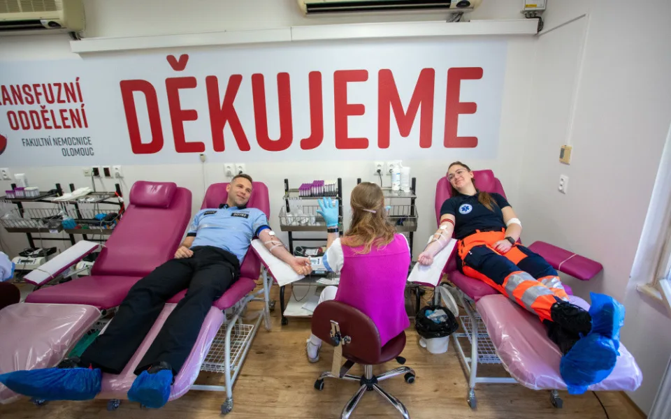 Uniformy zaplavily olomouckou transfuzku. Záchranáři všech složek společně darovali krev