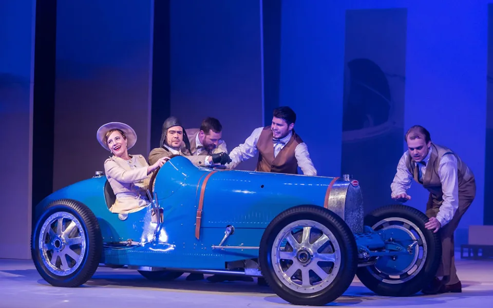 Legenda s bugatkou pódiu. Moravské divadlo uvede muzikál o závodnici Elišce Junkové