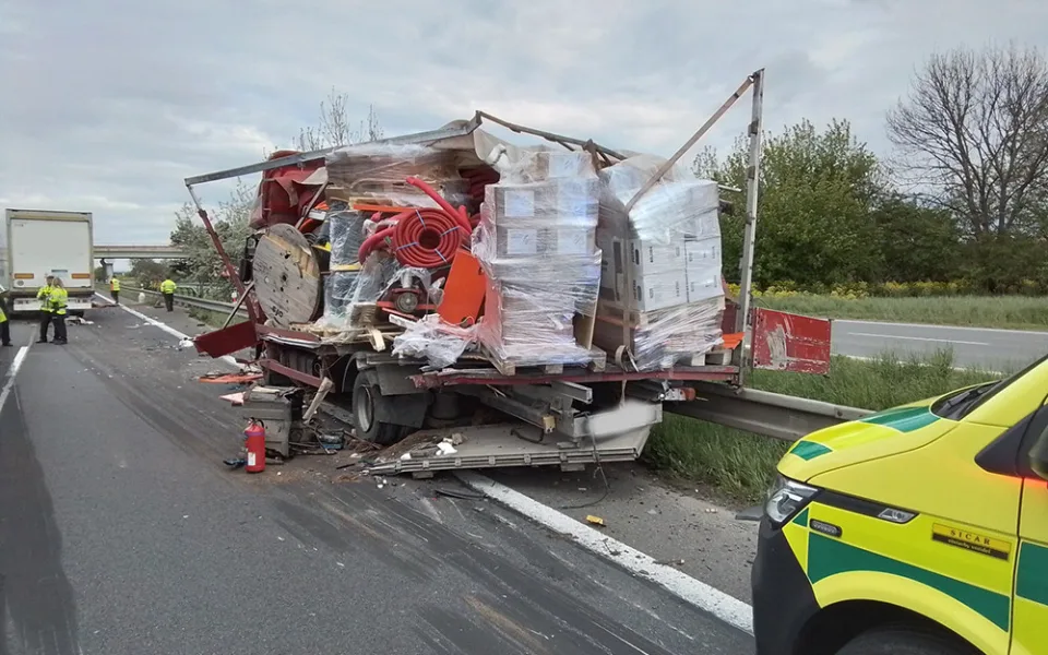 Nehoda náklaďáků zavřela D35 u Olomouce. Na dálnici stojí dlouhá kolona aut
