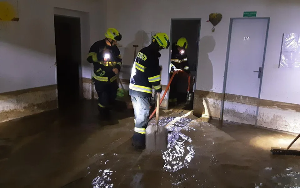 V prostorách školy v obci Kladky odčerpávali hasiči vodu po silné bouřce