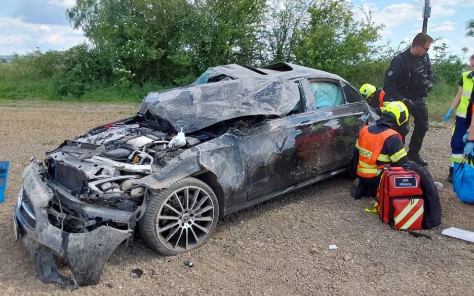 Přes tři promile, škoda přes dva miliony. Opilý řidič letěl s mercedesem u Bochoře přes střechu