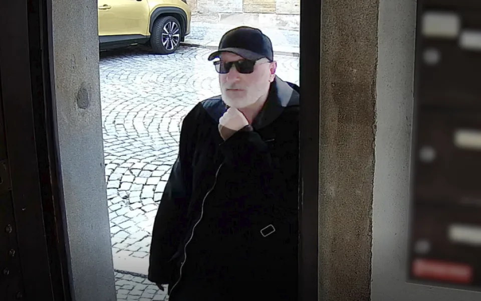 VIDEO: Policisté pátrají po neznámém muži. Mohl by pomoci s vyšetřováním krádeže v Olomouci