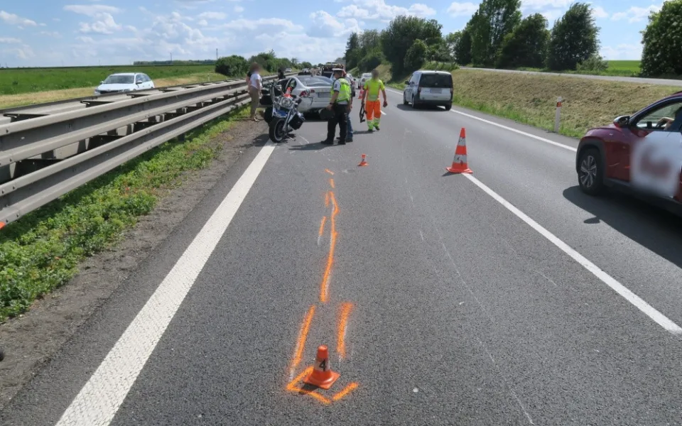 Na dálnici D46 narazil motorkář do osobního auta, utrpěl zranění