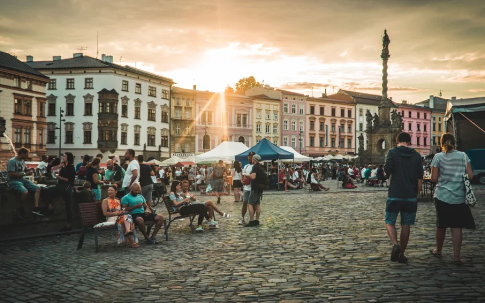 Dolní náměstí dnes a zítra ovládnou tradiční Olomoucké vinné slavnosti. V sobotu proběhne velká degustace