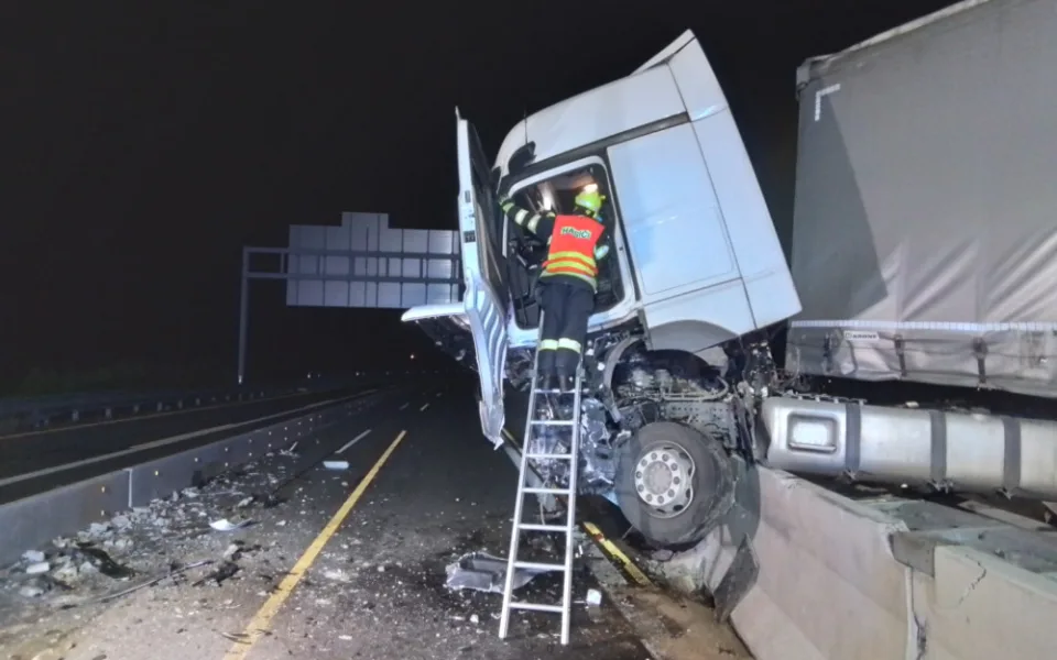 Na obchvatu Olomouce kamion prorazil betonové hrazení. Směr na Mohelnici je uzavřený