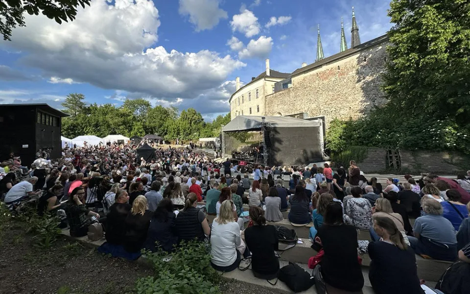 Protestní koncert olomouckých filharmoniků zaplnil amfiteátr letního kina