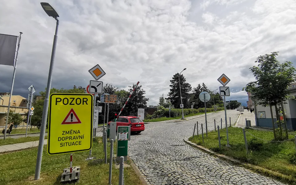U vjezdu do areálu FN Olomouc se změnil režim hlavních a vedlejších komunikací