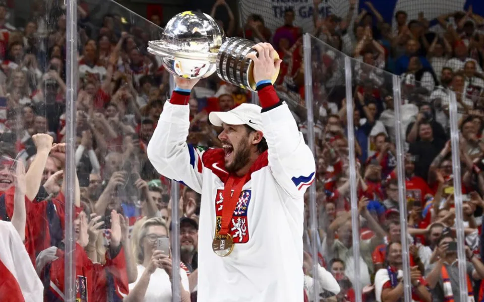 Tomáš Kundrátek s trofejí pro světové šampiony