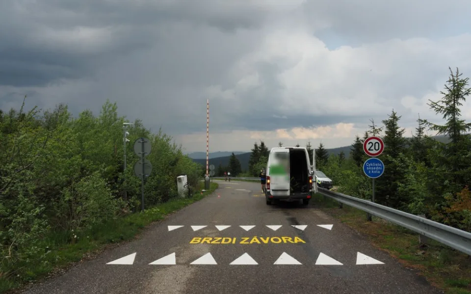 Mladík sjížděl Dlouhé Straně na koloběžce. Před závorou nestihl zabrzdit a srazil cyklistu