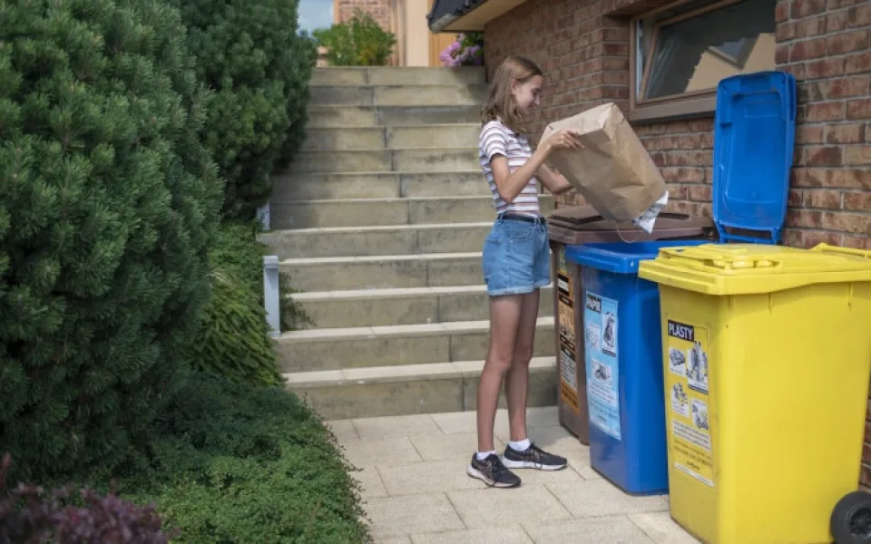 size3-17168810515445-241-obaly-uz-recykluji-tri-ctvrtiny-cechu-nejvic-se-jim-to-dari-s-papirem
