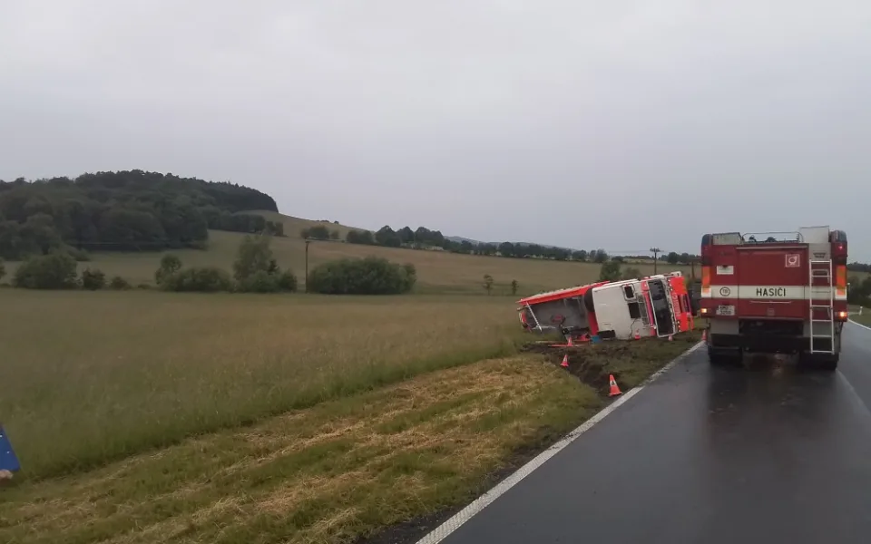 Na Jesenicku havarovala hasičská cisterna. Dva hasiči skončili v péči záchranářů