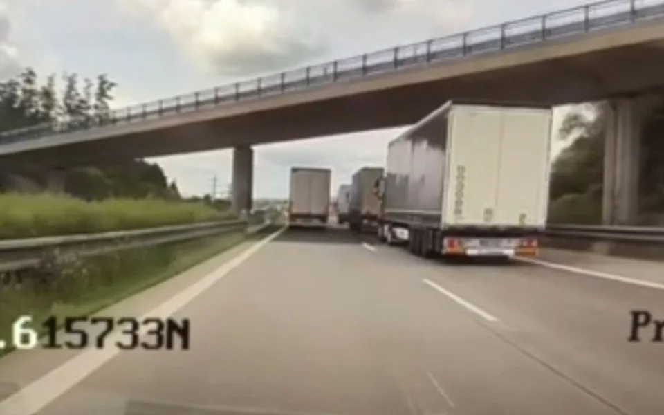 VIDEO: Řidička kamionu předjížděla v zákazu u Bělotína další nákladní auta. Zpomalila provoz na dálnici