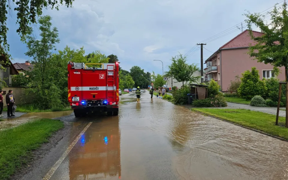 Hasiči zasahují ve Velkém Týnci. Voda tam zaplavila ulice
