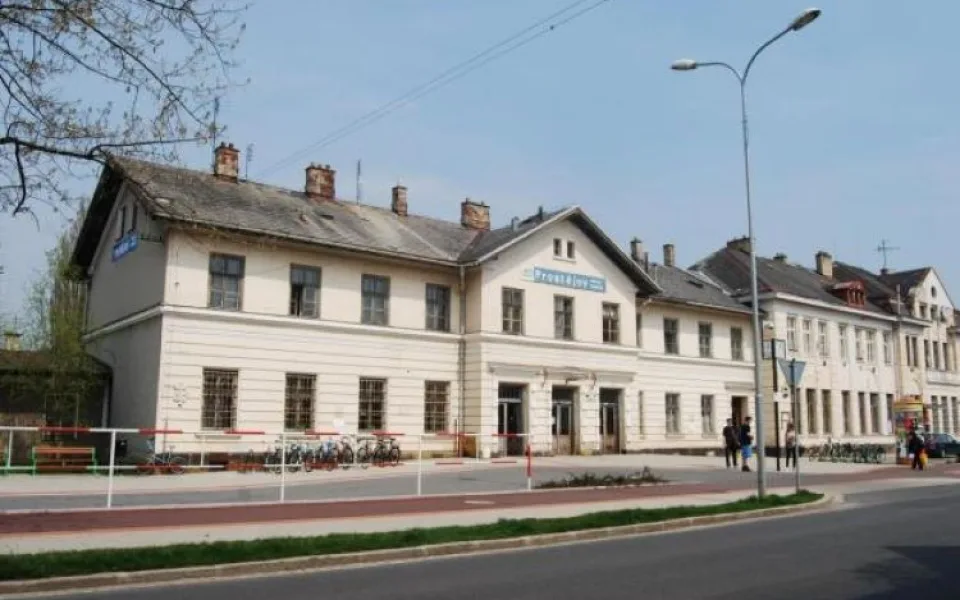 Místní nádraží zachráněno. Železničáři chtěli ikonickou budovu v Prostějově zbourat, převezme ji město
