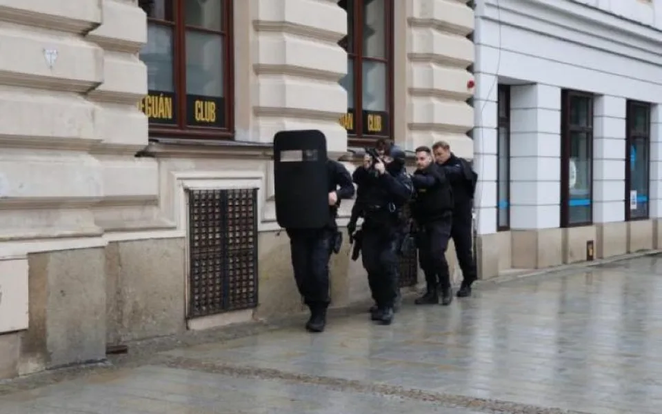 Policisté dnes obsadili Městský dům v Přerově, kde střelec ohrožoval návštěvníky. Šlo o cvičení