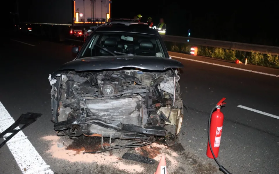 Dálnici u Litovle v noci zablokovala nehoda tří aut. Osmadvacetiletý viník odmítl dechovou zkoušku