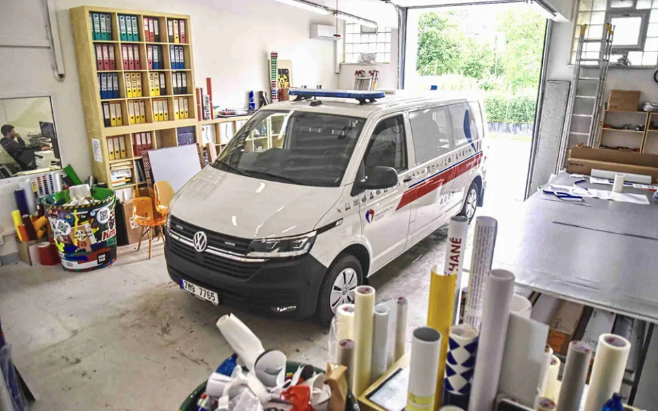 Nové sanitky FN Olomouc dostaly polepy v designu nemocnice v olomoucké agentuře Zafi