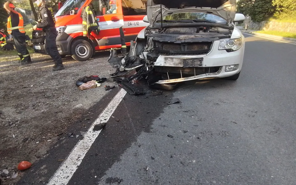 Do auta v Žulové naboural ve čtvrtek ráno motorkář