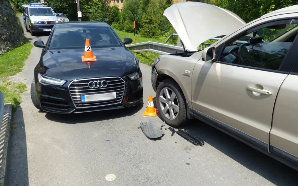 Seniorovi se v Písečné zasekl koberec pod pedály, narazil do protijedoucího vozu. Škoda je přes čtvrt milionu