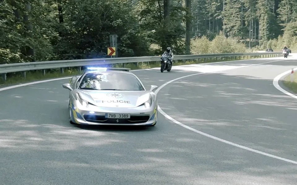 Policejní Ferrari při kontrolní akci na Červenohorském sedle v Olomouckém kraji