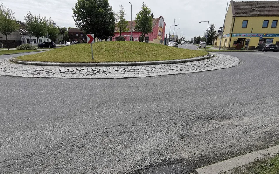 Kruhový objezd na průtahu Litovlí projde měsíční opravou