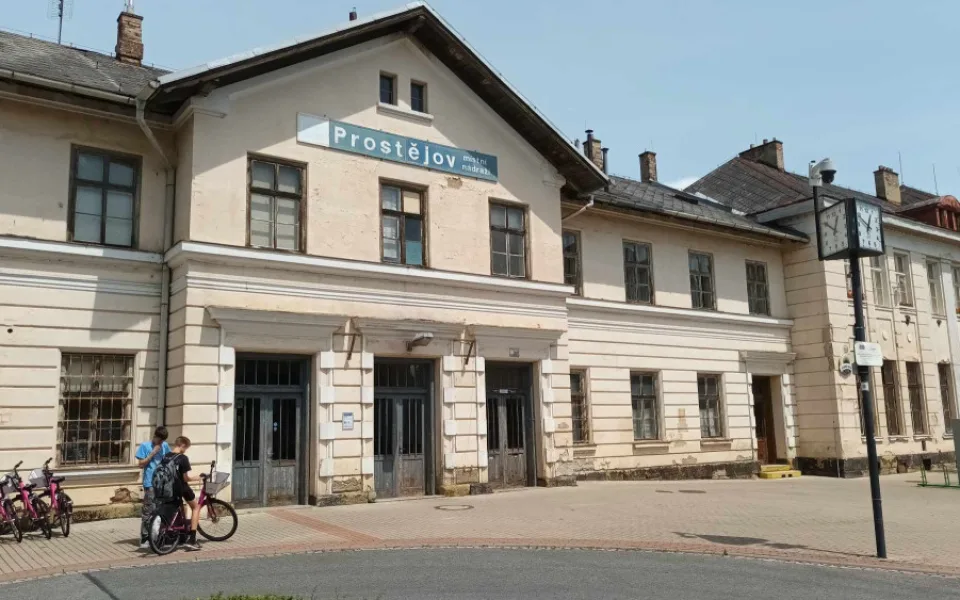 FOTOGALERIE: Zchátralému místnímu nádraží v Prostějově svitla šance na obnovu. Město již plánuje využití