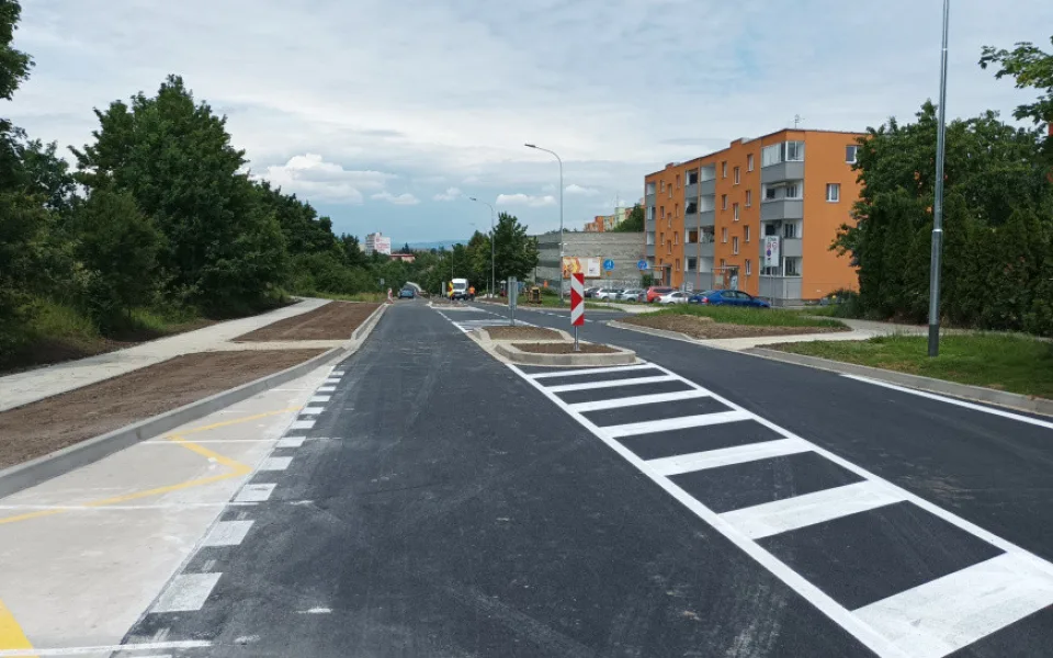 Stavbaři opravili frekventovanou Okružní ulici v Olomouci o dva týdny rychleji. Už tudy jezdí auta