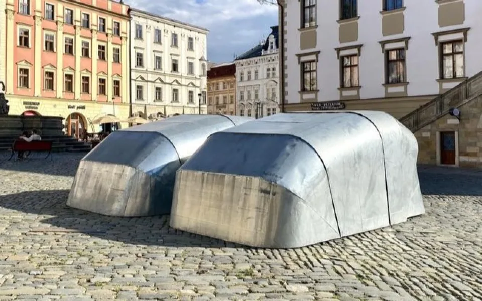 ANKETA: Garáže na Horním náměstí? Nové umělecké instalace v Olomouci budí velkou pozornost