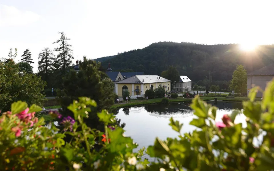 Loučná nad Desnou kvete od jara do podzimu. Obec vsadila na zeleň a dostala Zelenou stuhu