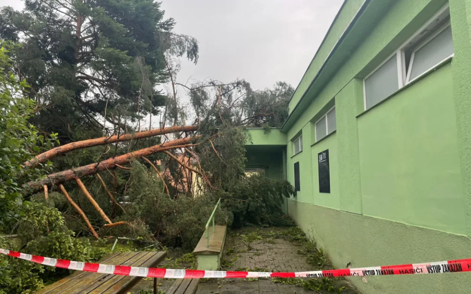 Popadané stromy, voda ve sklepích, utržený hromosvod. Bouřky potrápily Olomoucký kraj