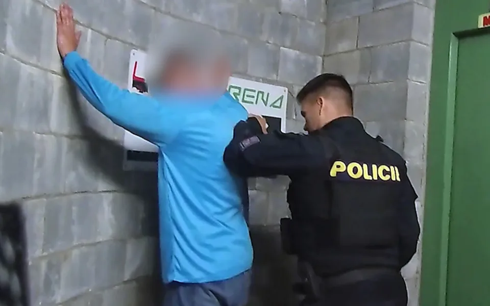 Policisté zadrželi muže v garážích v centru Olomouce, zloděje pronásledoval svědek