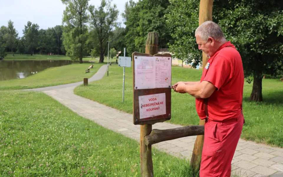 V rekreační lokalitě nedaleko řeky Bečvy v Přerově je kvalita vody na nejhorším, pátém stupni