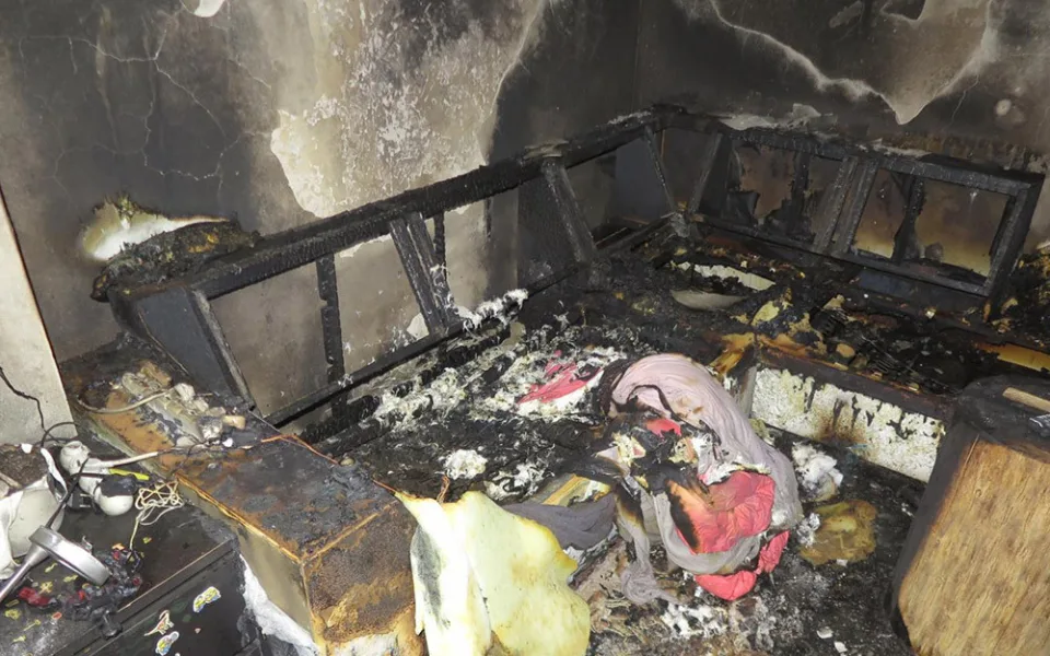 Požár vypukl v obývacím pokoji kvůli závadě při nabíjení hlavové svítilny