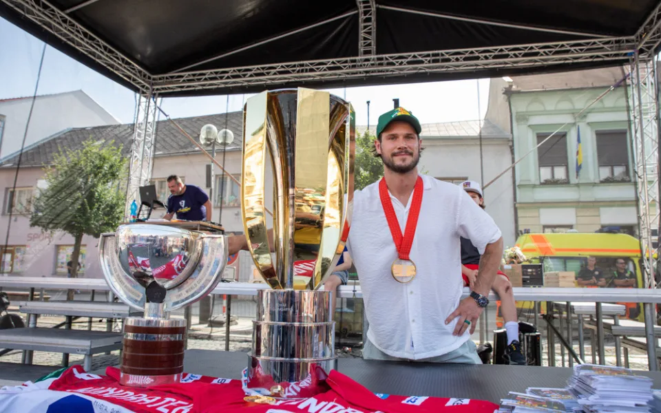 Hokejový šampion Tomáš Kundrátek přivezl pohár z MS do rodného Přerova
