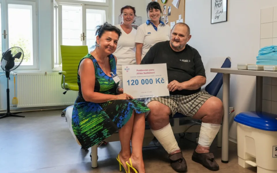 Na snímku je se spokojeným panem Jiřím ředitelka EUC Kliniky Plzeň Alena Hynková a tandem ošetřovatelek z Centra hojení chronických ran