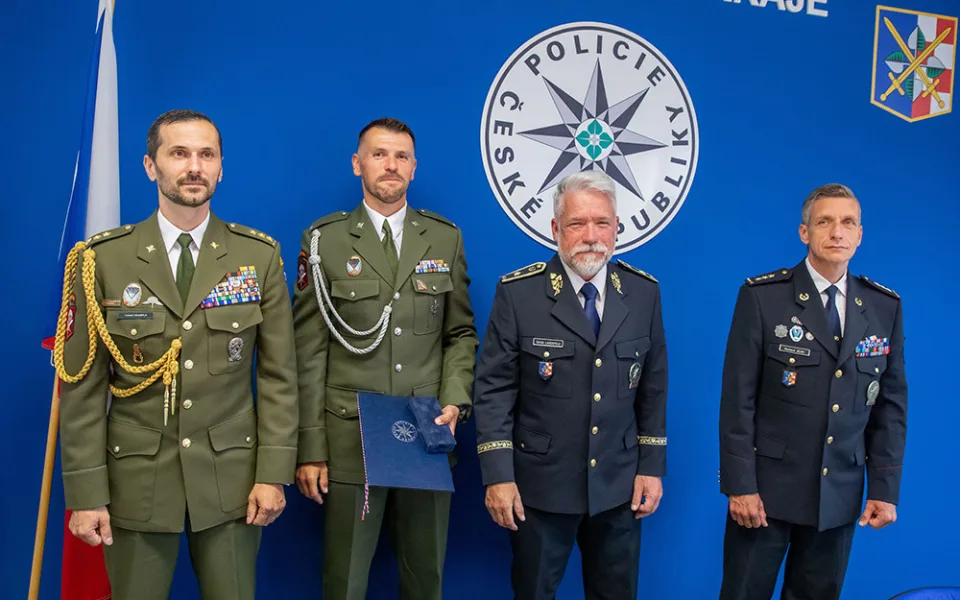 Ocenění převzal v sídle Policie ČR jeden ze svědků - voják z 601. skupiny speciálních sil Milan Hauer (druhý zleva)
