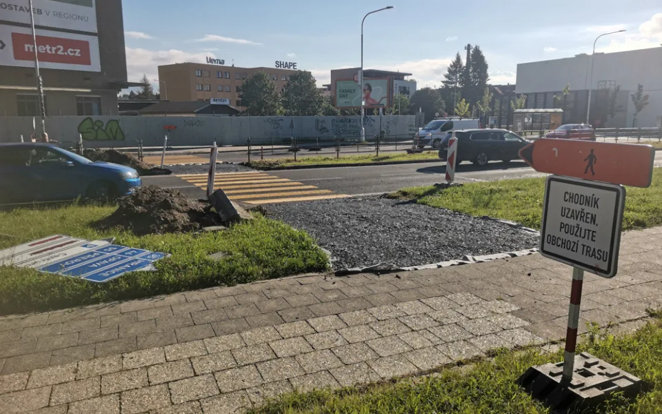 Přechod přes rušnou Velkomoravskou ulici v Olomouci